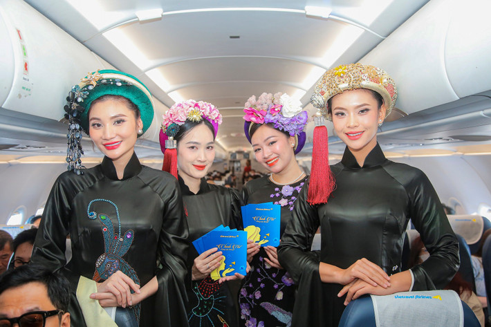 Vietravel Airlines đã đưa hành khách trở về một thời kỳ hoàng kim của lụa tơ tằm miền Nam qua màn trình diễn áo dài lãnh Mỹ A. Ảnh: VT anh-1-vietravel-airlines-da-dua-hanh-khach-tro-ve-mot-thoi-ky-hoang-kim-cua-lua-to-tam-mien-nam-qua-man-trinh-dien-ao-dai-lanh-my-a-anh-vt-2478.jpg