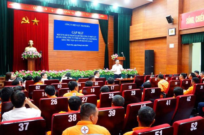 Giám đốc Công ty Điện lực Thanh Hóa Hoàng Hải gặp mặt động viên và giao nhiệm vụ cho lực lượng xung kích trước khi lên đường tham gia hỗ trợ khắc phục thiệt hại do bão số 3 gây ra. Ảnh: NPC GĐ.jpg