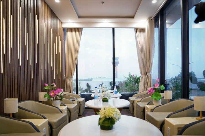 Phòng khách Bông Sen Phù Cát được thiết kế theo phong cách hiện đại, với sự kết hợp hài hòa giữa kiến trúc sang trọng và tinh tế. Ảnh: VNA 1abc7a50e6215b7f0230.jpg