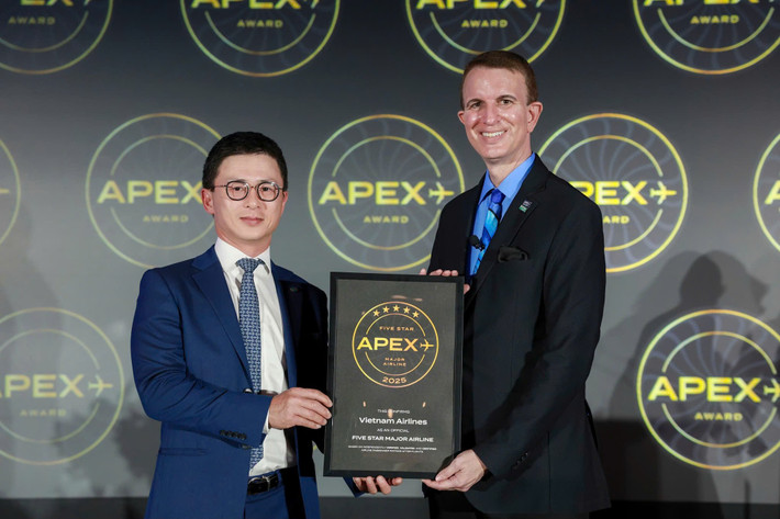 Trưởng chi nhánh Vietnam Airlines tại Mỹ Hà Minh Quang đại diện nhận danh hiệu từ APEX. Ảnh VNA anh-1-ong-ha-minh-quang-truong-chi-nhanh-vietnam-airlines-tai-my-dai-dien-nhan-danh-hieu-tu-apex-anh-vna.jpg