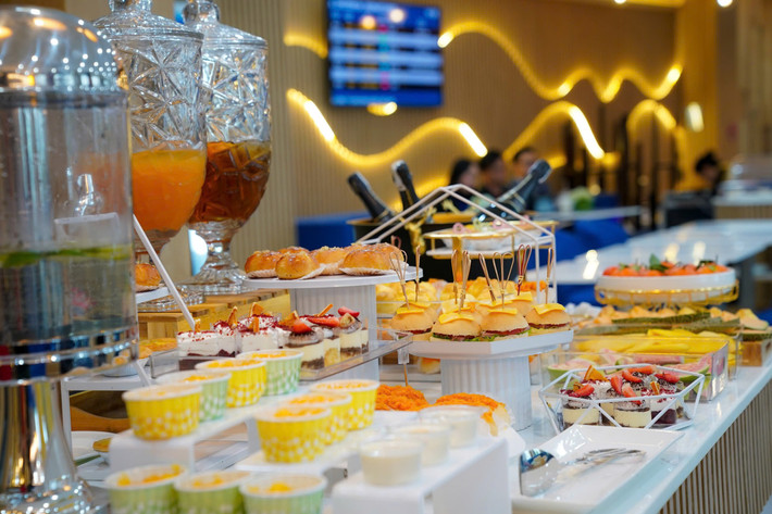 Menu tại phòng chờ Bông Sen rất đa dạng và phong phú. Ảnh: VNA 6afc1e4a8d3b3065692a.jpg