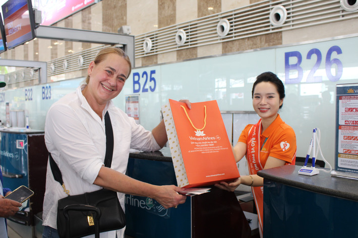 Khách nước ngoài hào hứng check-in với món quà của sự kiện. Ảnh: VNA anh-1-khach-nuoc-ngoai-hao-hung-check-in-voi-mon-qua-cua-su-kien-anh-vna.jpg