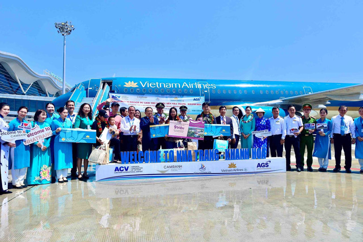 Vietnam Airlines cùng với Sở Du lịch Khánh Hòa và Cảng hàng không Quốc tế Cam Ranh đã long trọng tổ chức lễ đón hành khách thứ 9 triệu trên chuyến bay VN441 từ Incheon đến Cam Ranh. Ảnh: VNA vietnam-airlines-cung-voi-so-du-lich-khanh-hoa-va-cang-hang-khong-quoc-te-cam-ranh-da-long-trong-to-chuc-le-don-hanh-khach-thu-9-trieu-tren-chuyen-bay-vn441-tu-incheon-den-cam-ranh-anh-vna-3772.jpg
