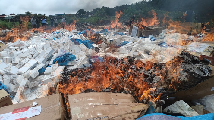 Ban chỉ đạo 389 Gia Lai tiêu hủy thuốc lá nhập lậu. Ảnh: Cục QLTT Gia Lai Ảnh 2- Ban chỉ đạo 389 Gia Lai tiêu hủy thuốc lá nhập lậu. Ảnh Cục QLTT Gia Lai.jpg