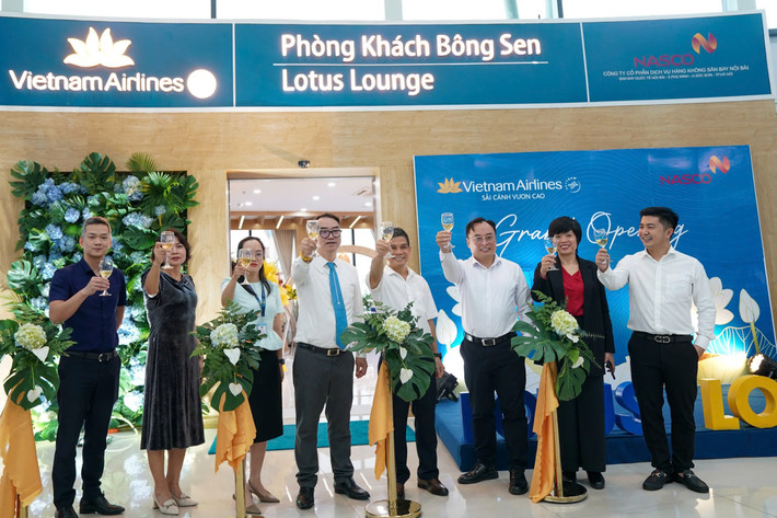 Các khách mời chúc mừng sự kiện khai trương. Ảnh: VNA 793cc5204351fe0fa740.jpg
