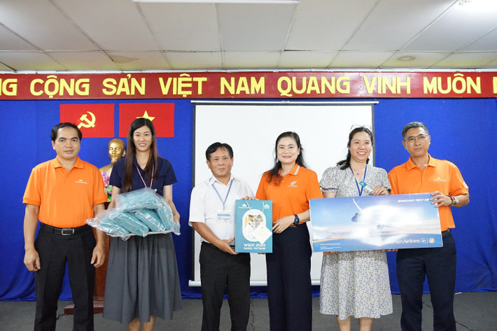 Đại diện Vietnam Airlines tặng quà tại nhà tạm lánh. Ảnh: VNA anh-4-dai-dien-vietnam-airlines-tang-qua-tai-nha-tam-lanh-anh-vna.jpg