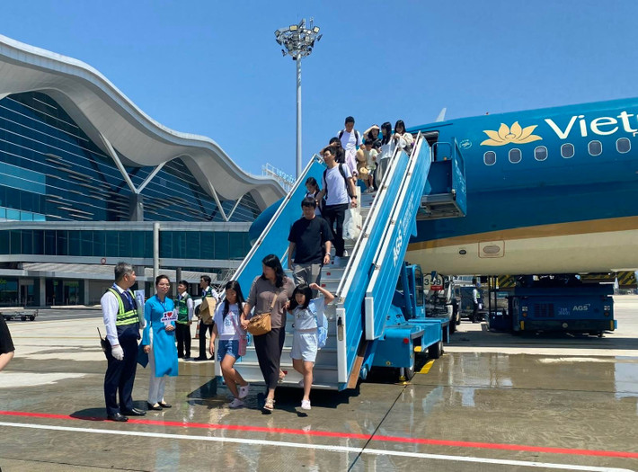 Vào đúng 9h50 ngày 1.10, chuyến bay mang số hiệu VN441 của Vietnam Airlines từ sân bay quốc tế Incheon (Hàn Quốc) đã hạ cánh tại sân bay quốc tế Cam Ranh.Ảnh: VNA ao-dung-9h50-ngay-110-chuyen-bay-mang-so-hieu-vn441-cua-vietnam-airlines-tu-san-bay-quoc-te-incheon-han-quoc-da-ha-canh-tai-san-bay-quoc-te-cam-ranhanh-vna-3725.jpg