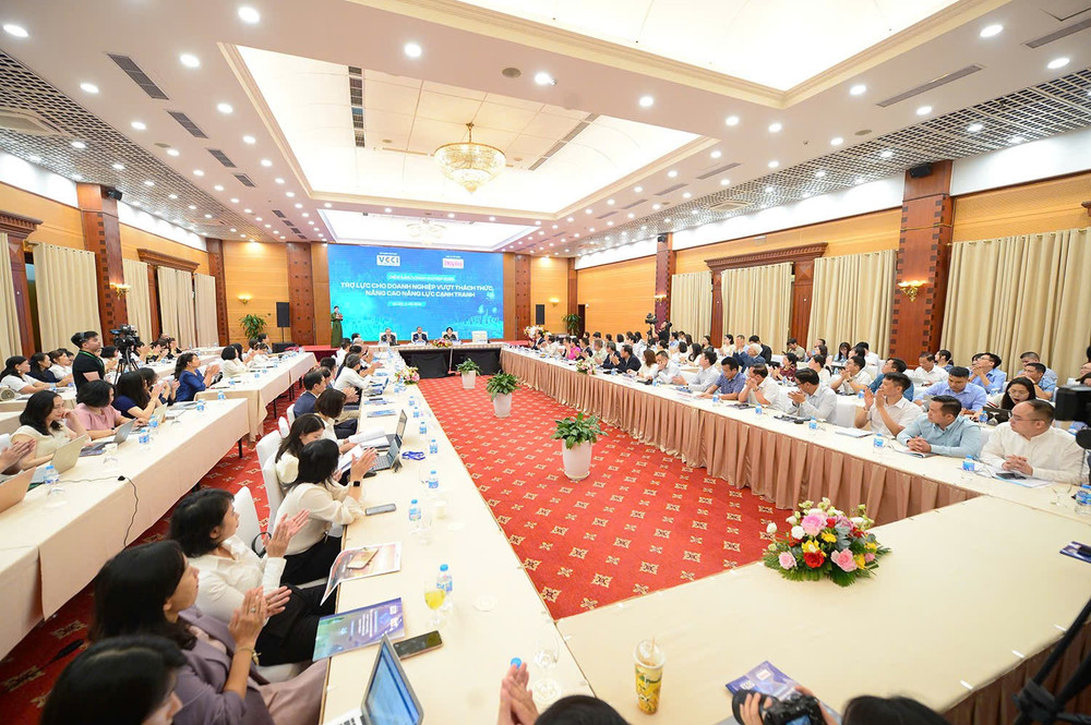 Toàn cảnh diễn đàn z6514267253314-5c3edd2835781e047210d711b748adf1.jpg