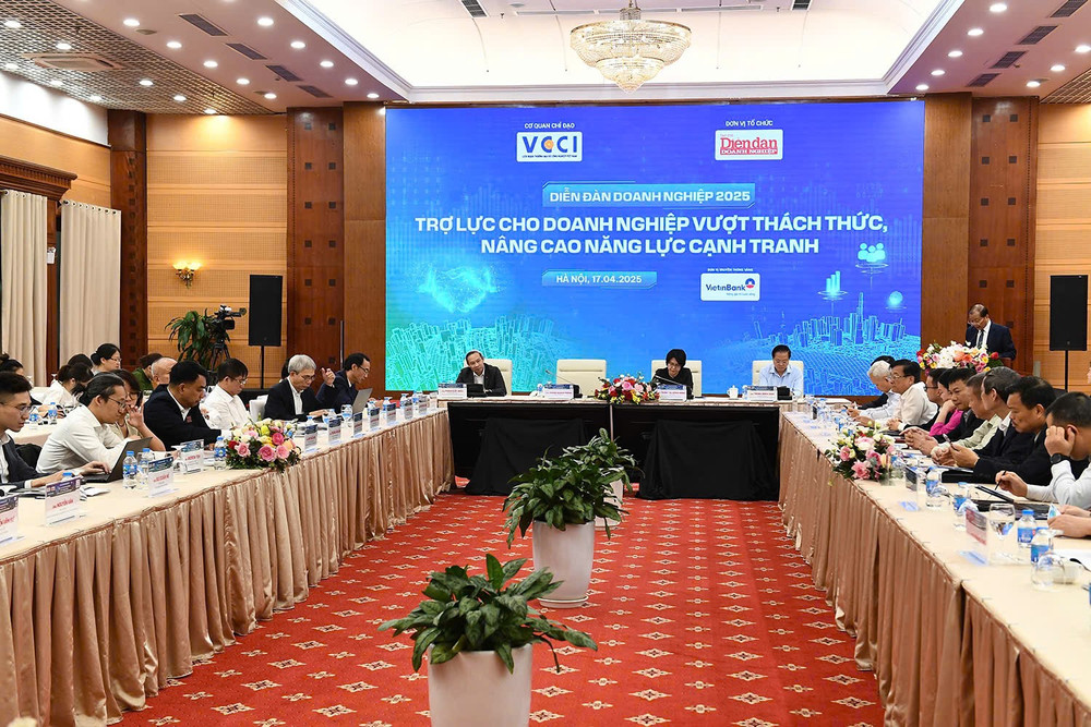 Toàn cảnh diễn đàn z6514266903121-8fad3b518698f5d495c05cc3514e5f19.jpg