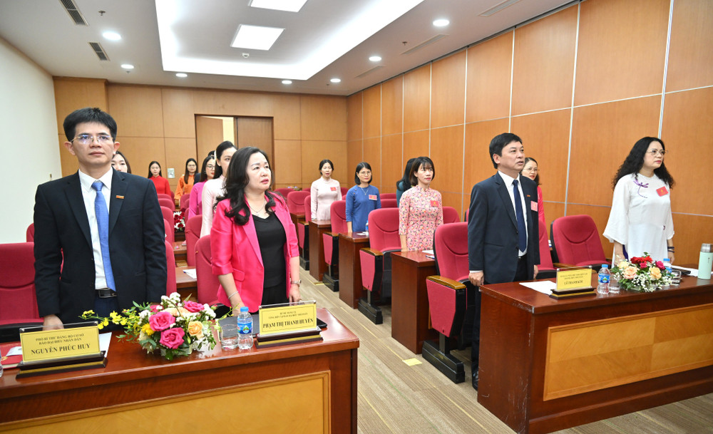 Các đại biểu thực hiện nghi lễ chào cờ cac-dai-bieu-thuc-hien-nghi-le-chao-co.jpg