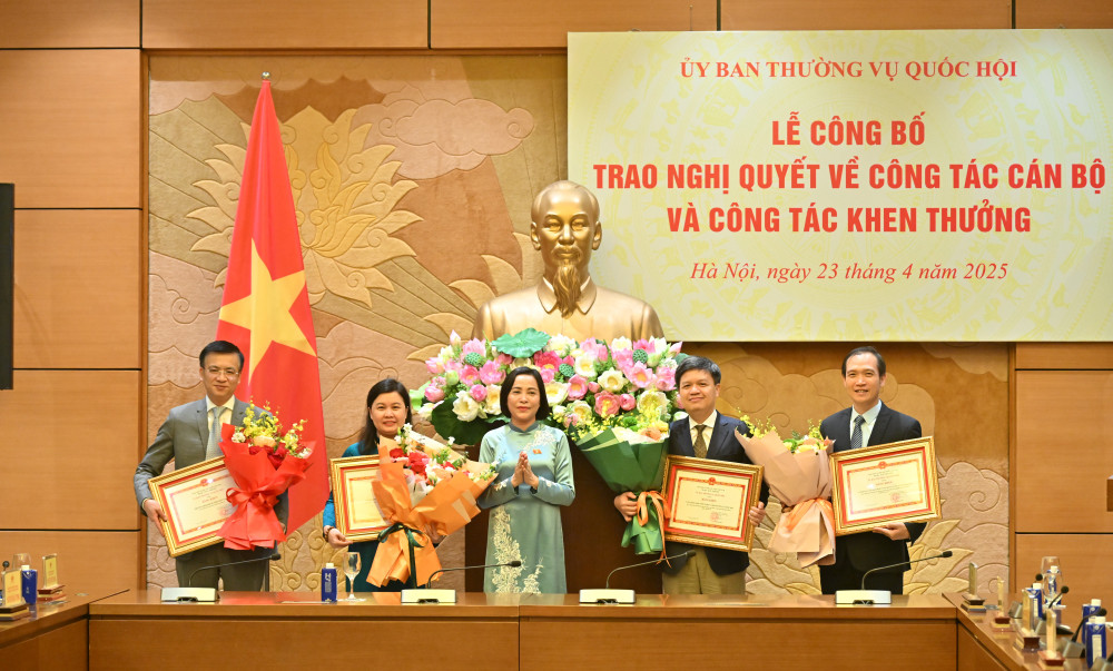 Phó Chủ tịch Quốc hội Nguyễn Thị Thanh trao Bằng khen của Ủy ban Thường vụ Quốc hội tặng 4 tập thể pho-chu-tich-quoc-hoi-nguyen-thi-thanh-trao-tang-bang-khen-cua-ubtvqh-cho-cac-tap-the.jpg