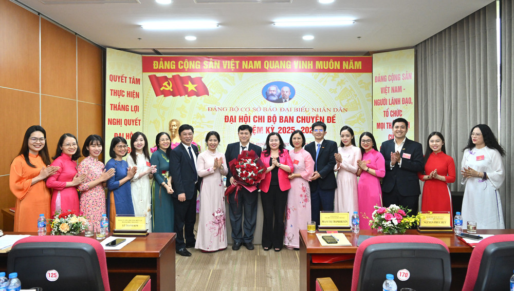 Bí thư Đảng ủy, Tổng Biên tập Báo Đại biểu Nhân dân và các đại biểu chụp ảnh lưu niệm bi-thu-dang-uy-tong-bien-tap-bao-dai-bieu-nhan-dan-pham-thi-thanh-huyen-va-cac-dai-bieu-chup-anh-luu-niemvqk-3301.jpg
