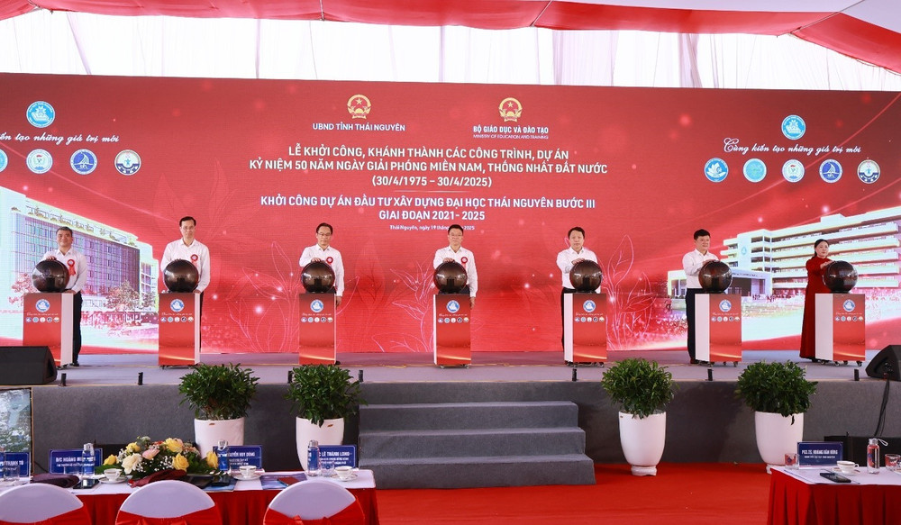 Các đại biểu bấm nút khởi công Dự án đầu tư xây dựng Đại học Thái Nguyên bước III, giai đoạn 2021 - 2025 15.jpg