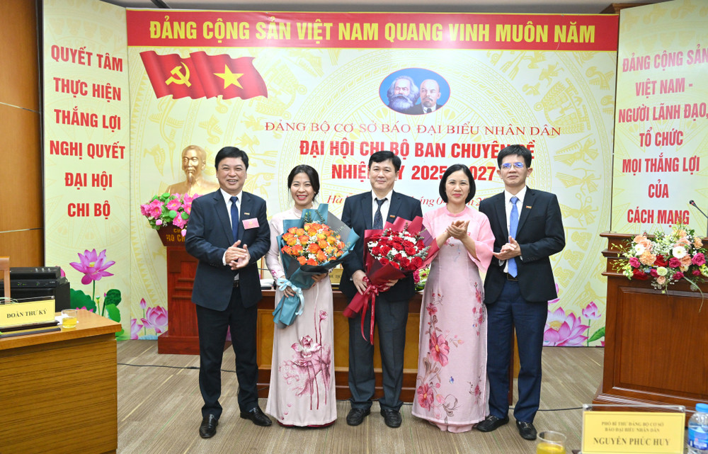 pho-tong-bien-tap-bao-dai-bieu-nhan-dan-le-thanh-kim-va-pho-bi-thu-dang-uy-pho-truong-ban-tri-su-nguyen-phuc-huy-tang-hoa-chuc-mung-chi-uy.jpg