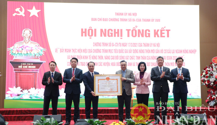 Chủ tịch UBND thành phố Trần Sỹ Thanh trao bằng công nhận huyện Đông Anh đạt chuẩn nông thôn mới nâng cao dbnd_br_dong-anh.jpg