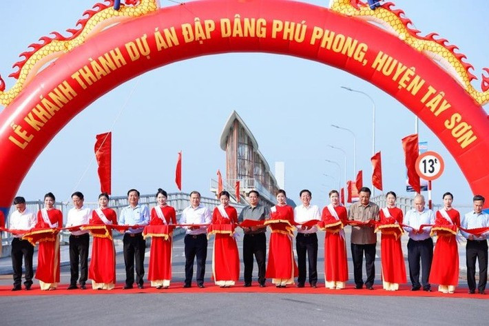 Thủ tướng Phạm Minh Chính và các đại biểu thực hiện nghi thức khánh thành đập dâng Phú Phong. Ảnh: VGP/Nhật Bắc Thủ tướng Phạm Minh Chính và các đại biểu thực hiện nghi thức khánh thành đập dâng Phú Phong. Ảnh: VGP/Nhật Bắc