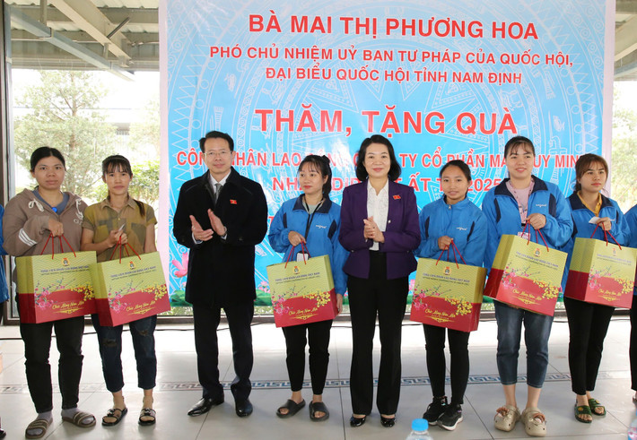 Phó Chủ nhiệm Ủy ban Tư pháp Mai Thị Phương Hoa; Phó trưởng Đoàn chuyên trách Đoàn ĐBQH tỉnh Nguyễn Hải Dũng tặng quà Tết cho công nhân lao động Công ty cổ phần may Duy Minh tại xã Trực Nội (Trực Ninh) z6216696593467-3b9c2df11bf1ba59576f1f146700af7e.jpg