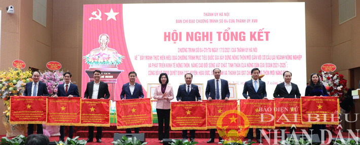 Phó Chủ tịch Thường trực HĐND TP. Hà Nội Phùng Thị Hồng Hà trao cờ thi đua của thành phố cho các tập thể, cá nhân có thành tích xuất sắc trong xây dựng nông thôn mới dbnd_br_pho-chu-tich-tt-hdnd-tp-phung-thi-hong-ha-trao-co-thi-dua-cua-thanh-pho-cho-cac-tap-the-ca-nhan-co-thanh-tich-xuat-sac-trong-xay-dung-ntm-thanh-pho.jpg