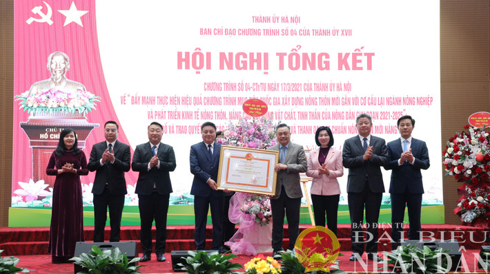 Chủ tịch UBND thành phố Trần Sỹ Thanh trao bằng công nhận huyện Thanh Oai đạt chuẩn nông thôn mới nâng cao dbnd_br_thanh-oai.jpg