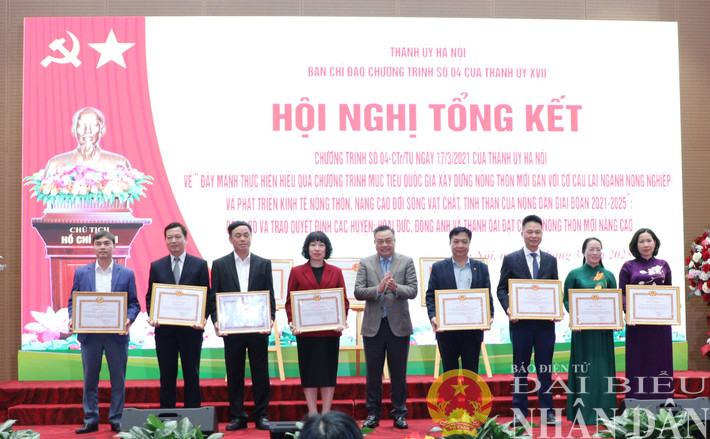 Chủ tịch UBND thành phố Trần Sỹ Thanh trao bằng khen cho các tập thể, cá nhân có thành tích xuất sắc trong xây dựng nông thôn mới dbnd_br_chu-tich-ubnd-thanh-pho-trao-bang-khen-cua-thanh-uy-cho-cac-tap-the-ca-nhan-co-thanh-tich-xuat-sac-trong-xay-dung-ntm.jpg