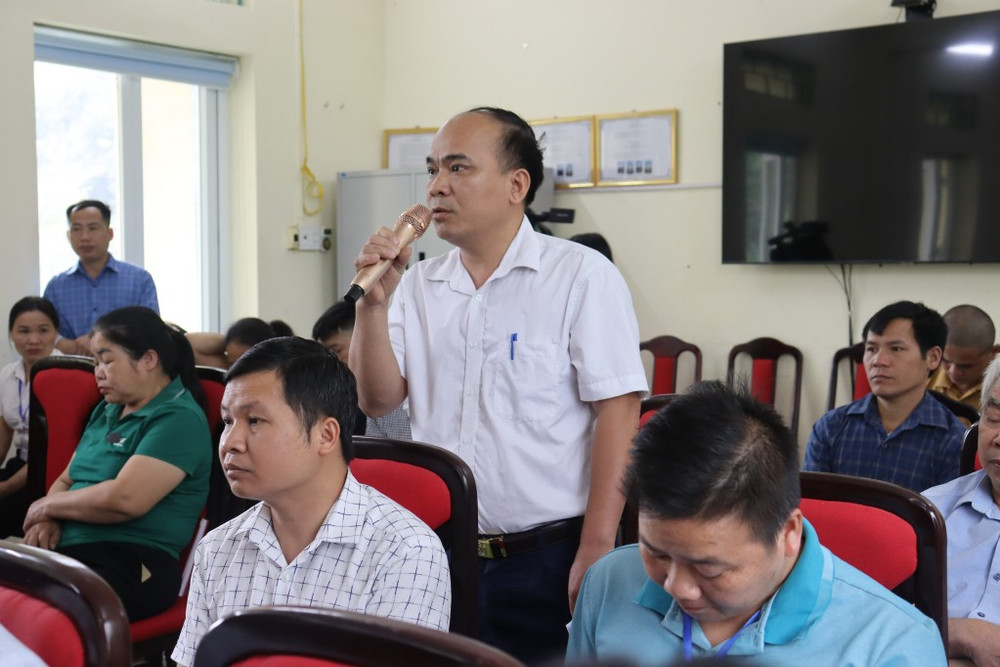 Cử tri xã Hồng Nam (Hòa An) kiến nghị tại buổi tiếp xúc 135637-cu-tri-xa-hong-nam-hoa-an-kien-nghi-tai-buoi-tiep-xuc-10184417.jpg