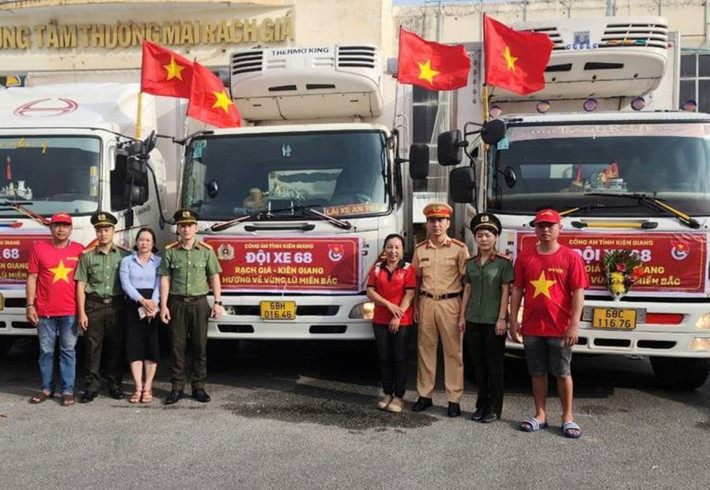 Tổng khối lượng 3 xe chở 55 tấn hàng, bao gồm: gạo, mì gói, thực phẩm đóng hộp, quần áo,... image004.jpg