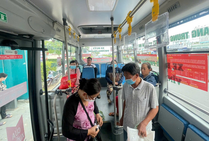 Lãnh đạo UBND TP. Cần Thơ và đơn vị khai thác các tuyến xe buýt có chính sách giảm, miễn vé cho cho nhóm hành khách là người cao tuổi, người có công, người khuyết tật và học sinh, sinh viên... 6.jpg