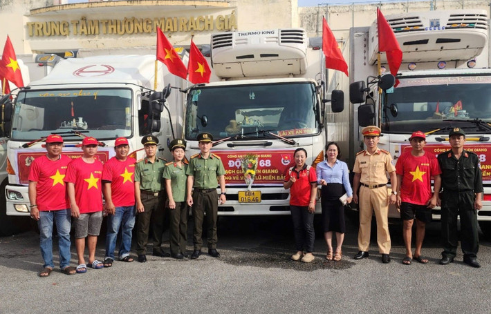 Công an tỉnh Kiên Giang xuất quân chuyển hàng hỗ trợ đồng bào các tỉnh miền Bắc bị thiệt hại do bão số 3 image001.jpg