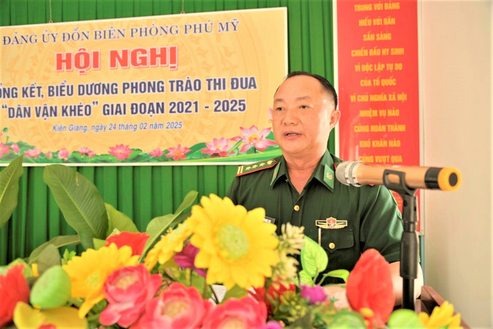 Thượng tá Nguyễn Quang Chi - Phó Chủ nhiệm chính trị, Bộ chỉ huy Bộ đội Biên phòng tỉnh Kiên Giang phát biểu tại Hội nghị tổng phong trào thi đua “Dân Vận khéo” tại Đồn Biên phòng Phú Mỹ. (Ảnh: Tiến Vinh) can-bo-chi-867.jpg