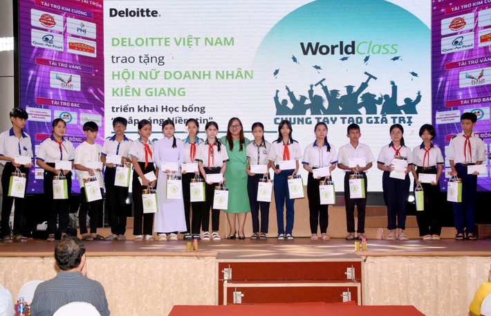 Quỹ thắp sáng niềm tin Deloite Việt Nam đã trao trao 15 suất học bổng cho các em học sinh mồ côi do đại dịch Covid-19 trao học bong cho hs.jpg