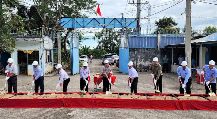 Các đại biểu thực hiện nghi thức khởi công xây dựng Trung tâm Điều dưỡng Người có công tỉnh An Giang vào sáng 3.01 khoi-cong.jpg