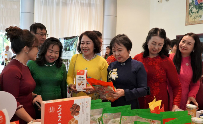 Phó Chủ tịch Hiệp hội nữ doanh nhân Việt Nam Cao Thị Ngọc Dung (thứ 3 bên trái) cùng các hội viên tham quan các gian hàng tham quan gian hang.jpg