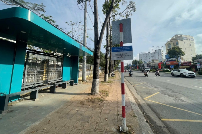 Nhà chờ trước cổng trường Đại học Cần Thơ, đường 3 tháng 2 10.jpg