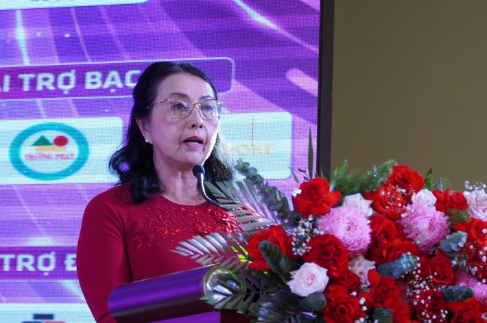 Ủy viên Ban thường vụ Hiệp hội nữ doanh nhân Việt Nam, Chủ tịch Hội nữ doanh nhân tỉnh Kiên Giang Hồ Kim Liên phát biểu tại lễ khai mạc ba Lien.jpg