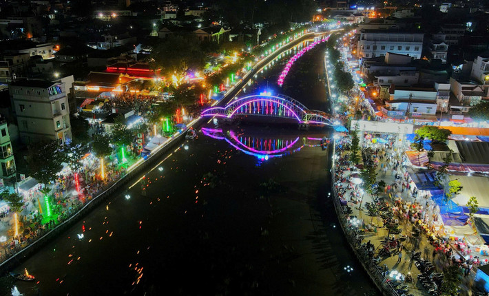Hàng năm Lễ hội Anh hùng dân tộc Nguyễn Trung Trực thu hút hơn 1 triệu lượt người đến tham gia lễ hội (Ảnh: Phương Vũ). z5839400561104_a4c59b8aa7914fb7f55803a54167bca7.jpg