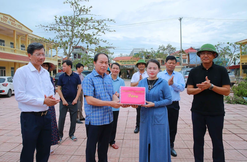 Ủy viên Trung ương Đảng, Bí thư Thành uỷ, Trưởng Đoàn ĐBQH thành phố cùng lãnh đạo thành phố thăm, động viên tập thể giáo viên Trường tiểu học thị trấn An Lão, huyện An Lão