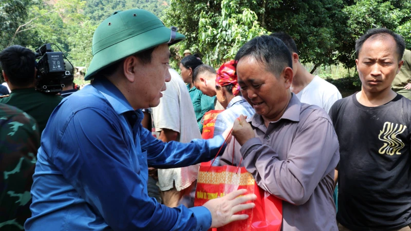 Quyền Bí thư Tỉnh uỷ Nguyễn Mạnh Dũng tặng quà cho người dân thôn Đồng Tâm, xã Yên Thành, huyện Quang Bình