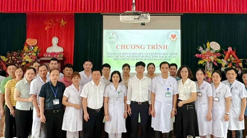 Trung tâm Đột Quỵ Bệnh viện Bạch Mai và các bác sĩ của Bệnh viện Bạch Mai tổ chức nhiều lớp tập huấn cho cán bộ y tế tỉnh Hà Giang.