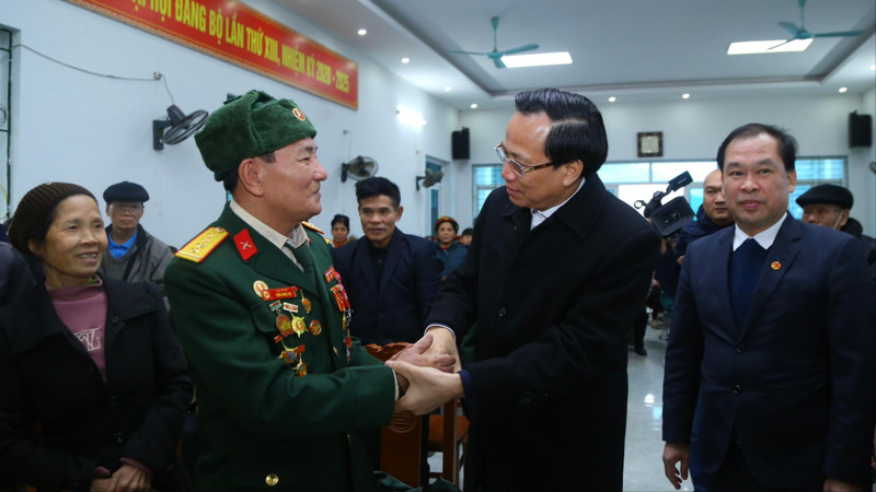 Bộ trưởng Bộ Lao động, Thương binh và Xã hội Đào Ngọc Dung thăm hỏi các thương, bệnh binh trong buổi tiếp công dân.