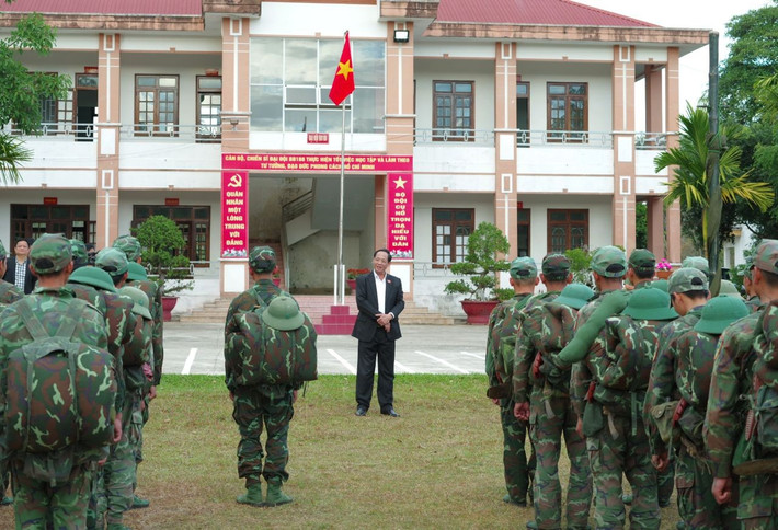 Phó Chủ tịch Quốc hội, Thượng tướng Trần Quang Phương thăm, tặng quà Tết cho cán bộ, chiến sĩ Đại đội Biên giới a33.jpg