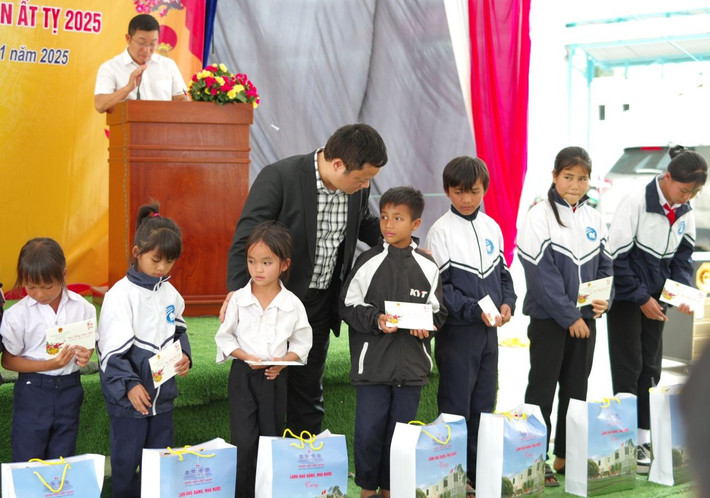 Phó Chủ nhiệm Văn phòng Quốc hội Vũ Minh Tuấn trao quà cho các em học sinh có hoàn cảnh khó khăn a17.jpg