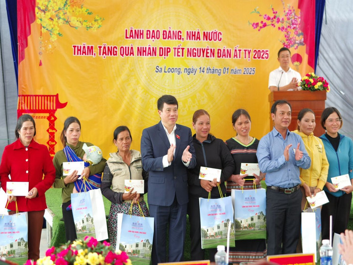 Chủ tịch Hội đồng Dân tộc Y Thanh Hà Niê K'đăm và Phó Bí thư Tỉnh ủy, Trưởng đoàn Đại biểu Quốc hội tỉnh Kon Tum U Huấn trao quà cho người dân có hoàn cảnh khó khăn ở xã Sa Loong a16.jpg