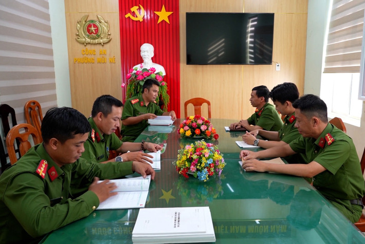 Công an phường Mũi Né tổ chức trực ban, trực chiến đảm bảo lực lượng để xử lý mọi tình huống trong mùa du lịch cao điểm a04.jpg