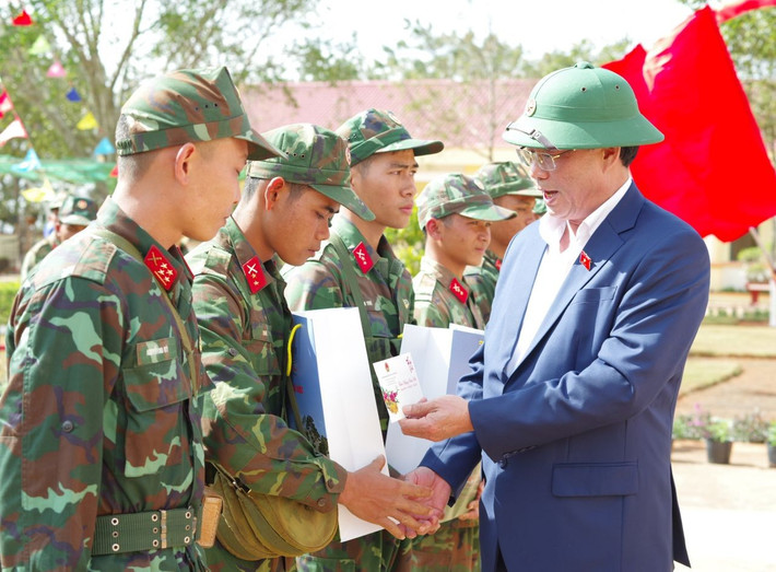 Phó Chủ tịch Quốc hội, Thượng tướng Trần Quang Phương tặng quà Tết chiến sĩ Đại Đội bộ binh 3, Ban Chỉ huy Quân sự huyện Tuy Đức, Bộ Chỉ huy Quân sự tỉnh Đắk Nông 23.jpg