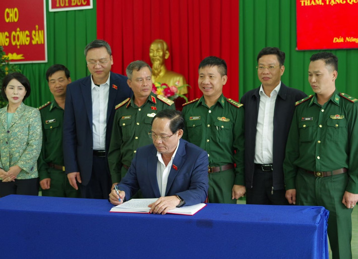 Phó Chủ tịch Quốc hội, Thượng tướng Trần Quang Phương ghi lưu bút tại Đồn Biên phòng 767, Bộ Chỉ huy Bộ Đội Biên phòng tỉnh Đắk Nông 18.jpg