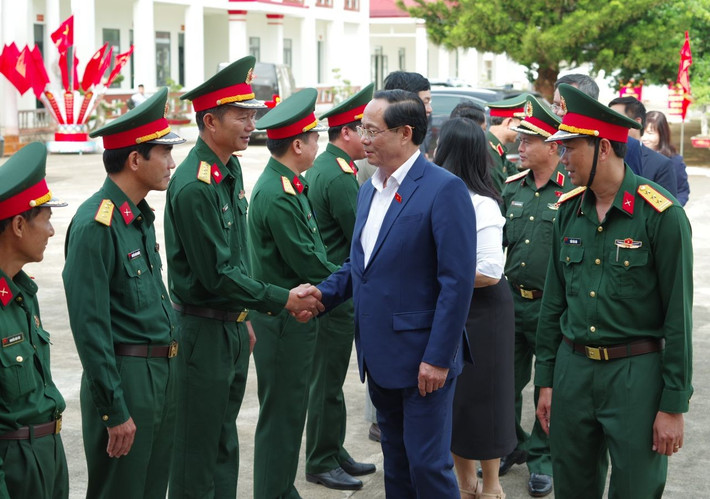 Phó Chủ tịch Quốc hội, Thượng tướng Trần Quang Phương thăm, chúc Tết Trung đoàn 720 26.jpg