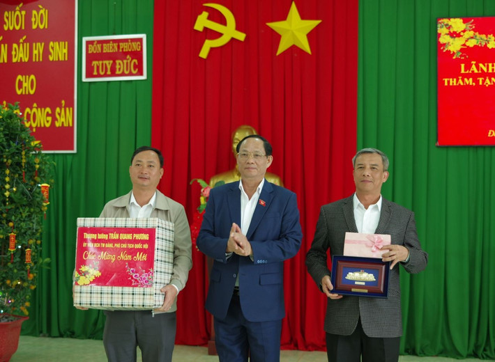 Phó Chủ tịch Quốc hội, Thượng tướng Trần Quang Phương tặng quà Tết cho cán bộ xã Đắk Búk So 16.jpg