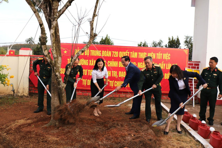Phó Chủ tịch Quốc hội, Thượng tướng Trần Quang Phương cùng Đoàn công tác trồng cây lưu niệm tại Trung đoàn 720 (Binh đoàn 16) 28.jpg