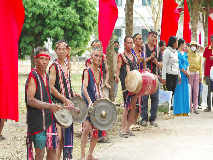 Người dân xã biên giới Sa Loong biểu diễn văn nghệ chào mừng Phó Chủ tịch Quốc hội, Thượng tướng Trần Quang Phương và Đoàn công tác đến thăm, chúc Tết tại xã a22.jpg