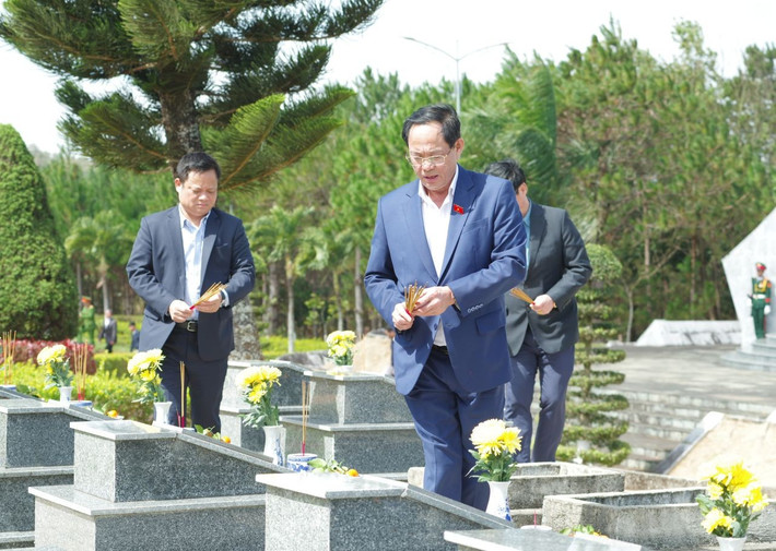 Phó Chủ tịch Quốc hội, Thượng tướng Trần Quang Phương thắp hương, tri ân các anh hùng, liệt sĩ tại Nghĩa trang Liệt sĩ huyện Tuy Đức, Đắk Nông 5.jpg